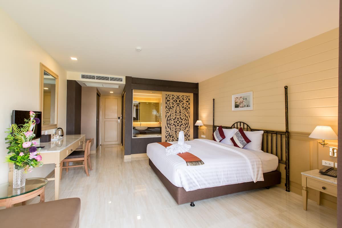 Luxury Room | 1 bilik tidur, peti besi dalam bilik, meja, langsir/tirai gelap terus
