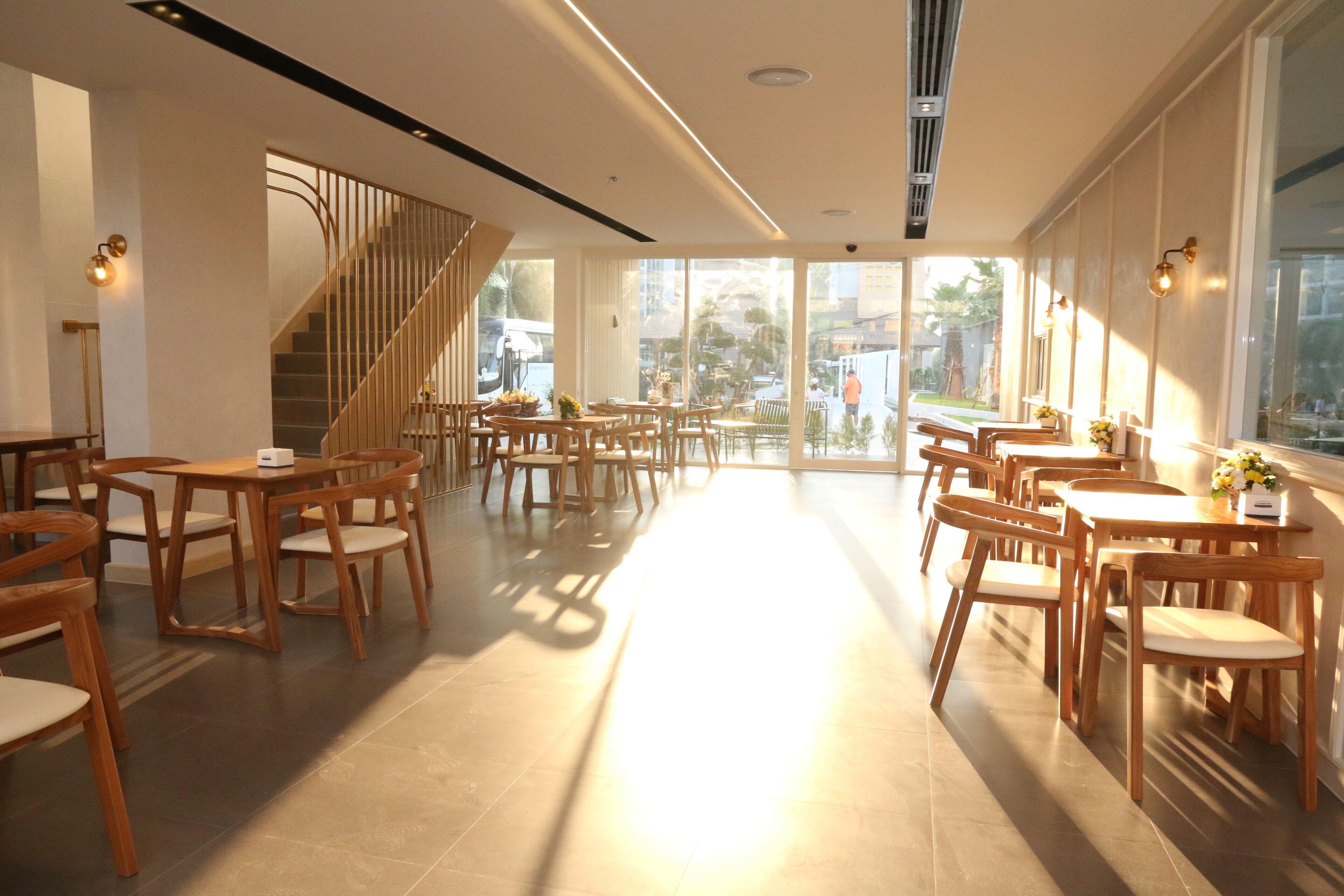 2 restaurants servant le petit déjeuner, spécialités Cuisine thaï