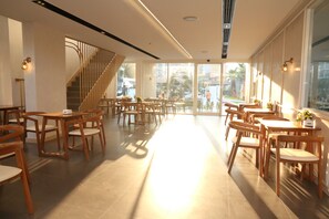 2 restaurants servant le petit déjeuner, spécialités Cuisine thaï