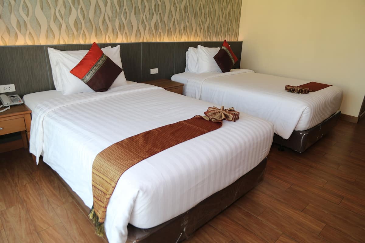 Deluxe Luxury | ตู้นิรภัยในห้องพัก, โต๊ะทำงาน, ผ้าม่านกันแสง, ห้องเก็บเสียง