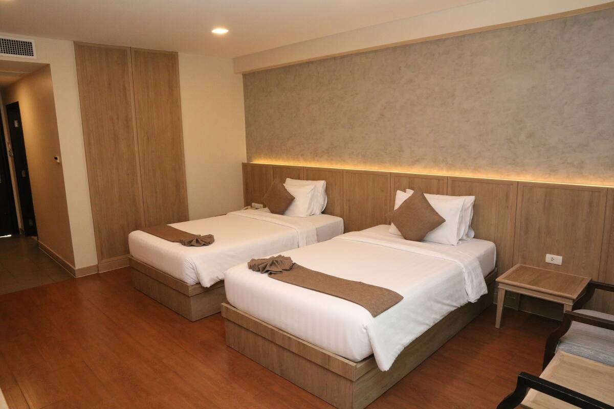 ห้องดีลักซ์ (Pool View) | ตู้นิรภัยในห้องพัก, โต๊ะทำงาน, ผ้าม่านกันแสง, ห้องเก็บเสียง