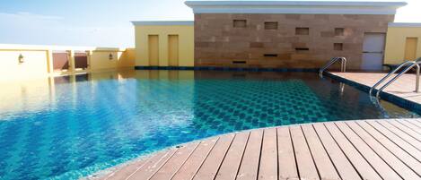 2 outdoor pools, a rooftop pool