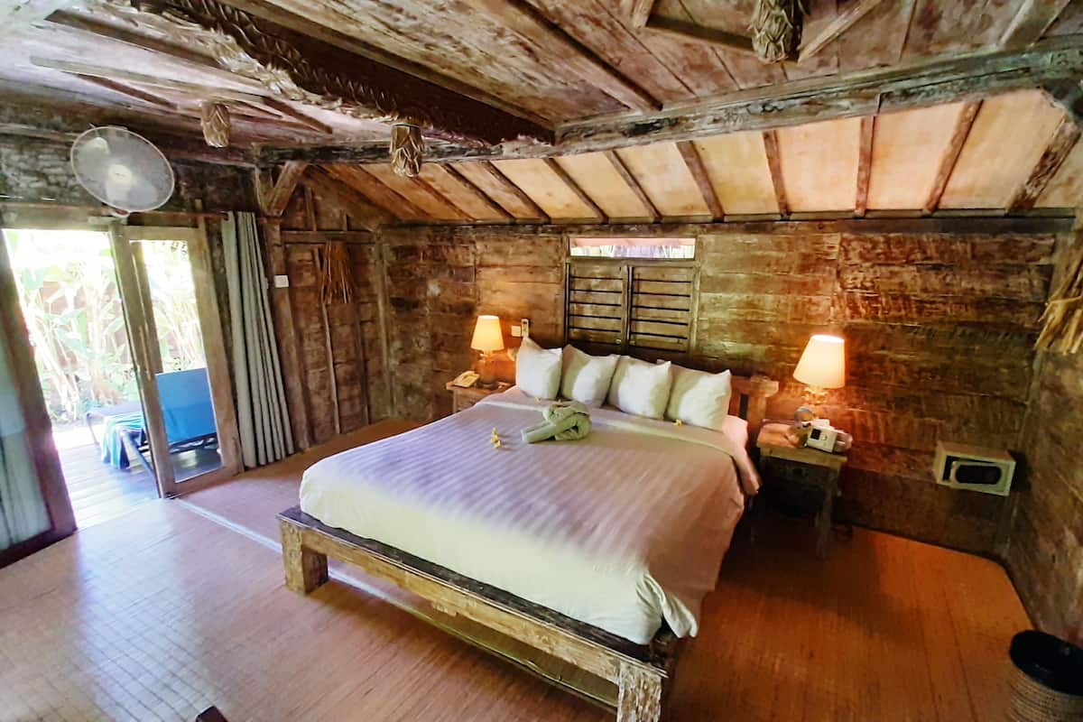 chalet, garden view | minibar, in-room safe, desk, cots/infant beds