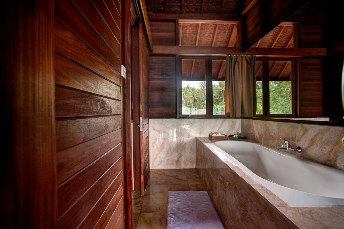 sea breeze suite 2 | deep-soaking bathtub