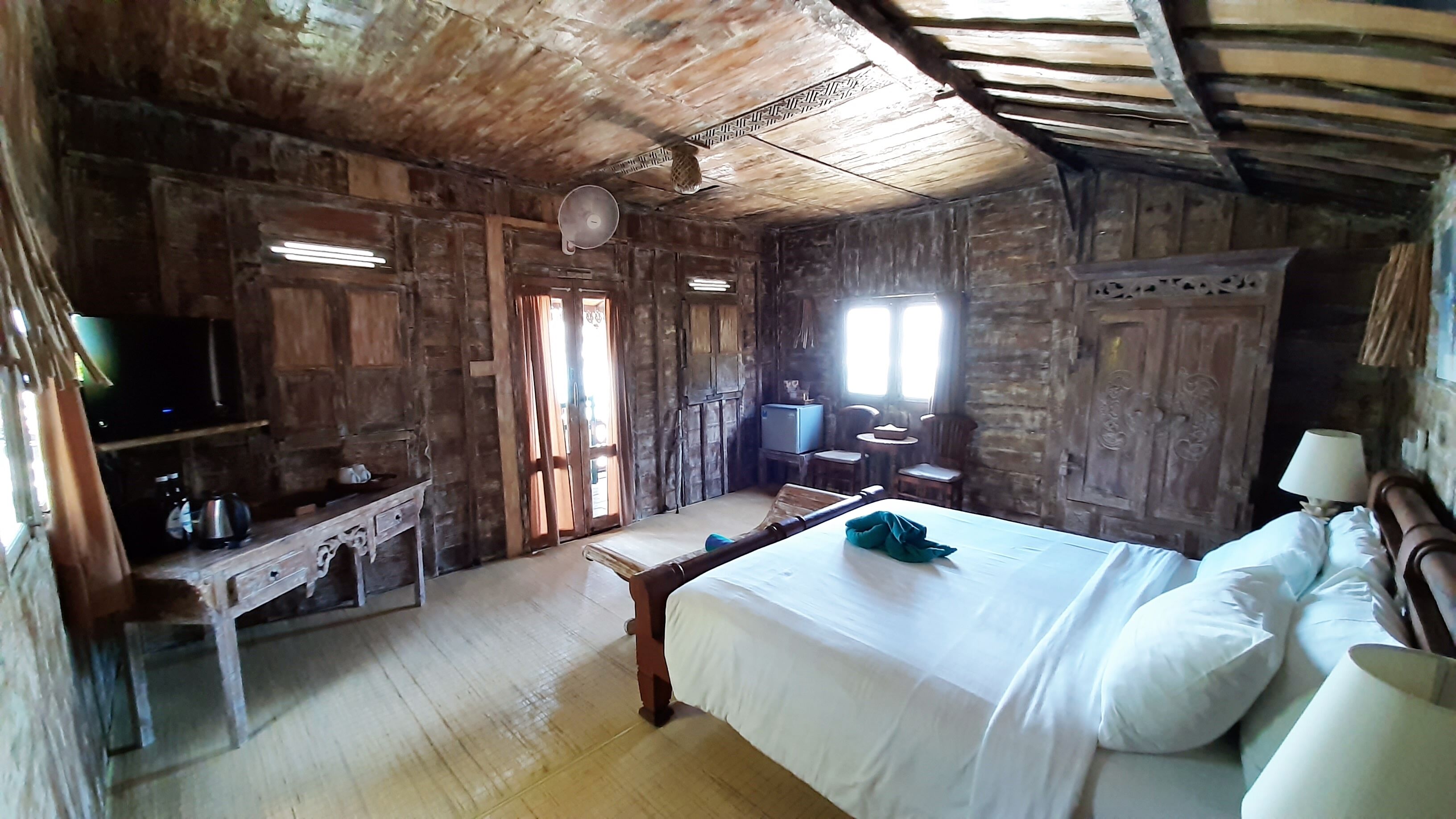 wooden cottage sea front | minibar, in-room safe, desk, cots/infant beds