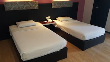 Standard Twin Room | Bar mini, meja, seterika/papan seterika, katil lipat simpan/tambahan