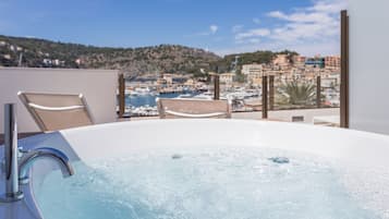 Superior tweepersoonskamer (2 Adults) | Een minibar, een kluis op de kamer, een bureau, verduisterende gordijnen