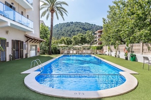 Outdoor pool, pool umbrellas, sun loungers