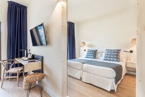 Minibar, pengeskab på værelset, skrivebord, mørklægningsgardiner