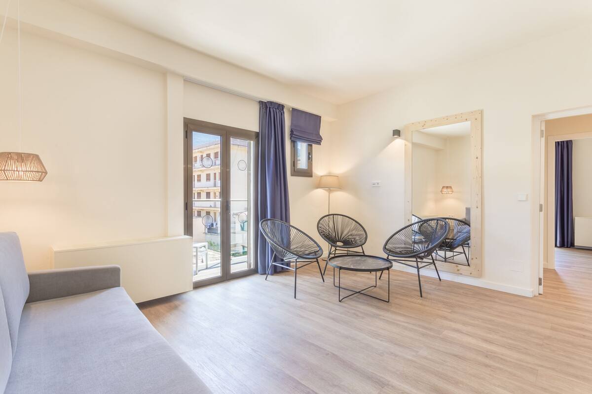 Minibar, Zimmersafe, Schreibtisch, Verdunkelungsvorhänge