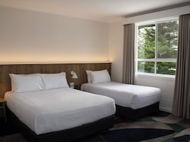 Escritorio, cortinas blackout, wifi gratis y ropa de cama