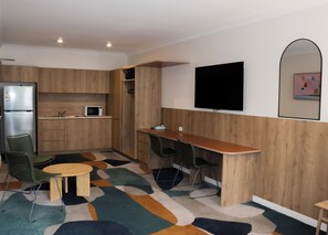 Escritorio, cortinas blackout, wifi gratis y ropa de cama 