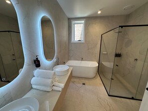 Norfolk Suite | Bathroom | Hair dryer, towels, toilet paper - Seabreeze Beach Hotel (South West Rocks)