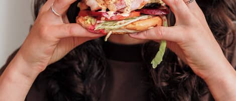 Una persona sosteniendo un sándwich.