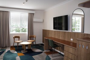 Escritorio, cortinas blackout, wifi gratis y ropa de cama 