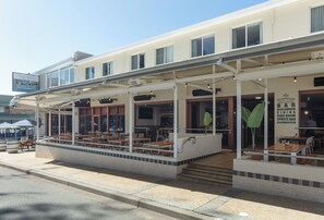 Hotel frente al mar con terraza, bar y sala de juegos para niños.