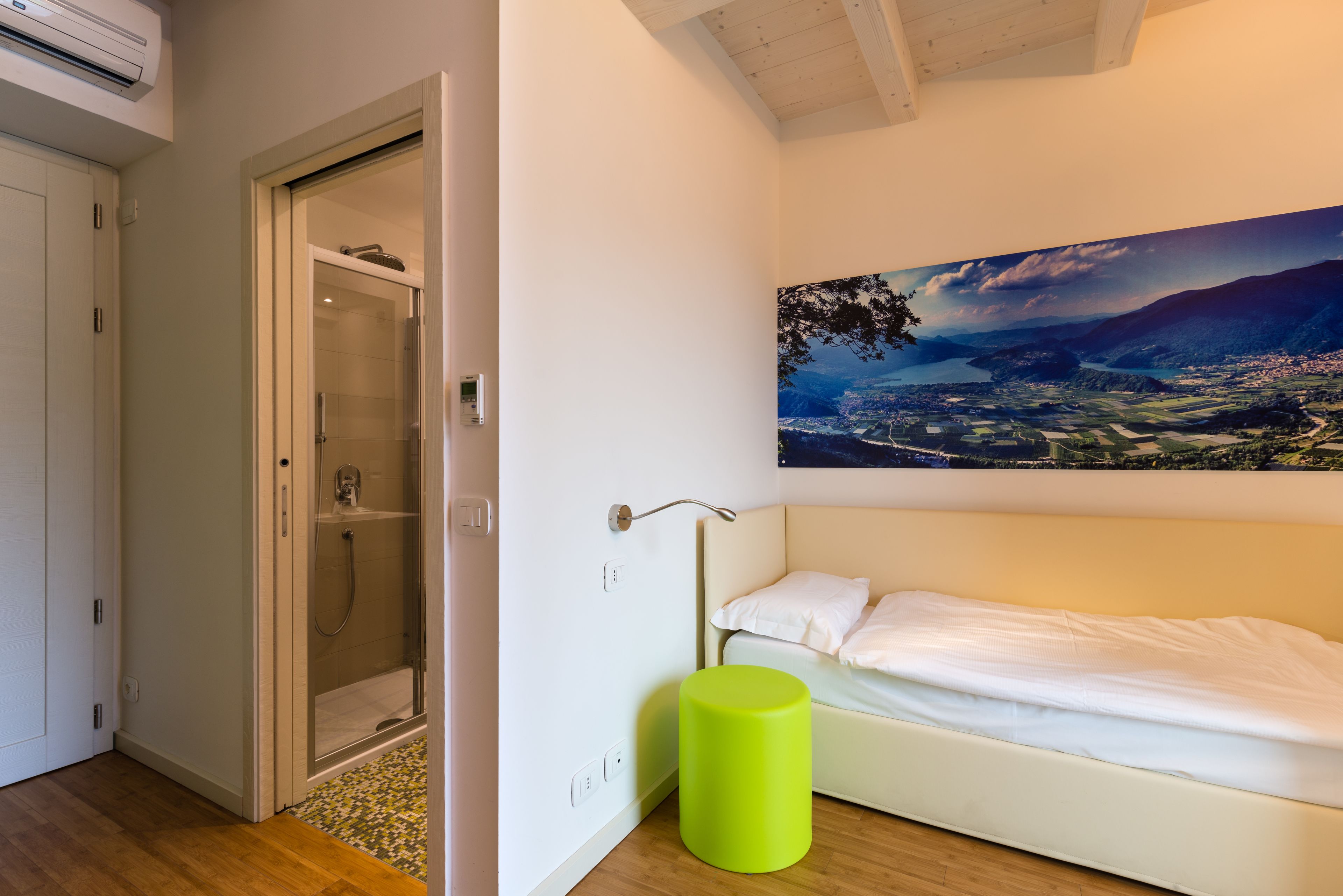 single room | 1 bedroom, minibar, in-room safe, free wifi