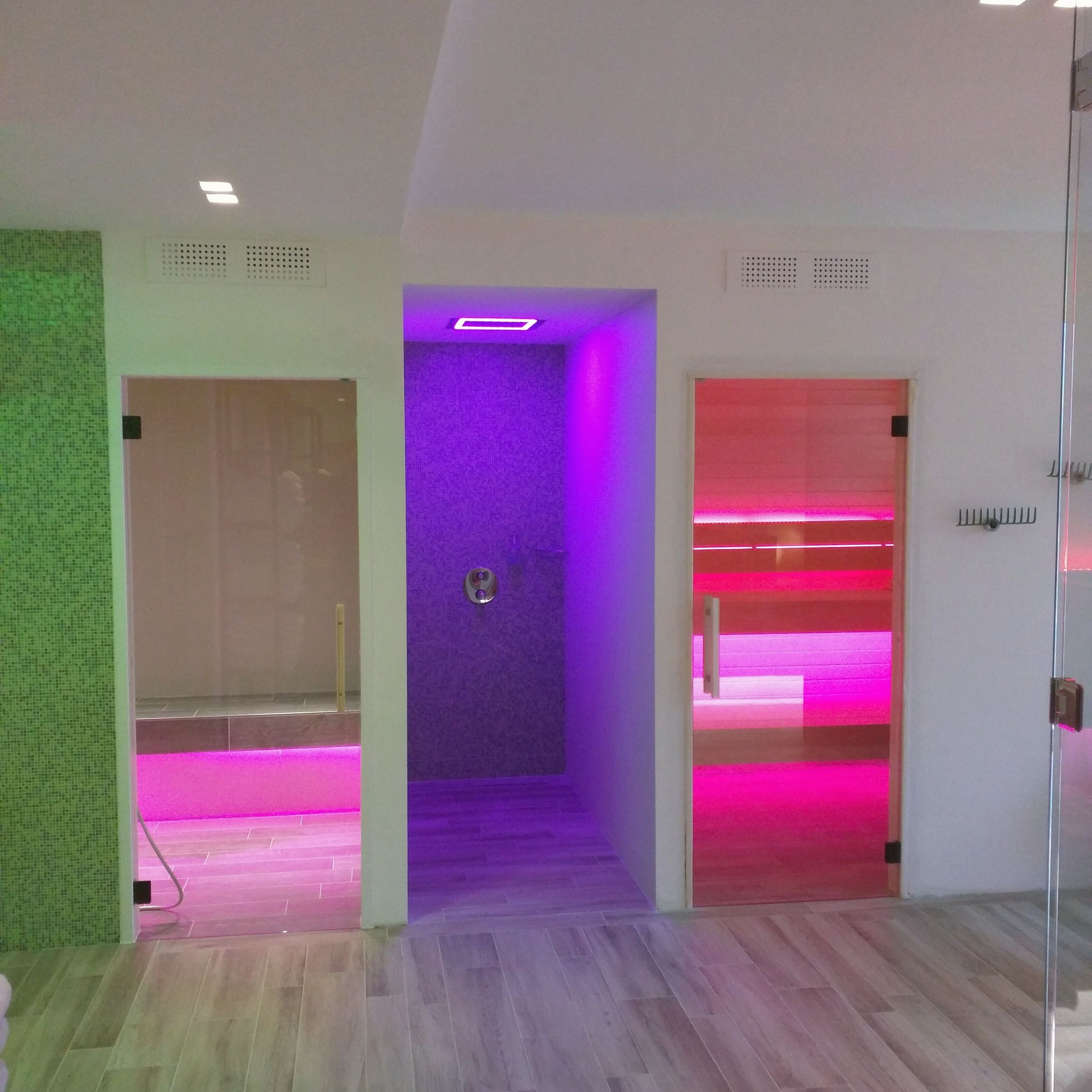 Een sauna, een bubbelbad, een stoombad, een Turks bad/hammam