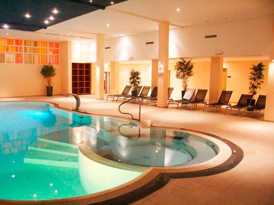 Indoor pool, sun loungers