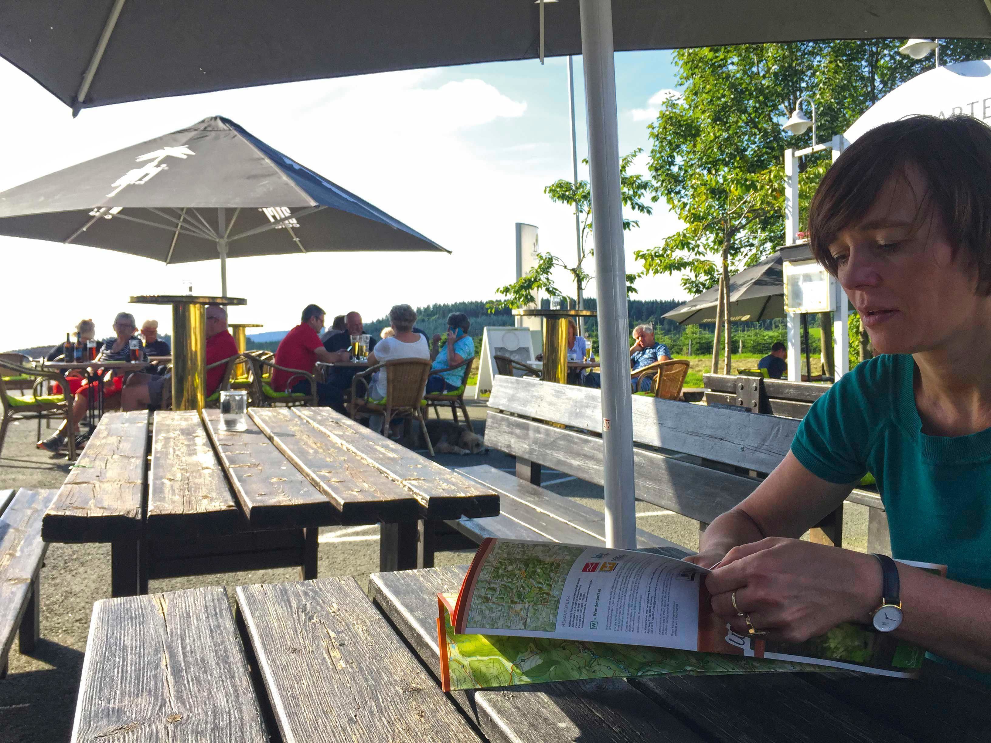 ランチ、ディナーに営業 (多国籍料理)