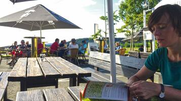 Serveert lunch en diner, internationale gerechten