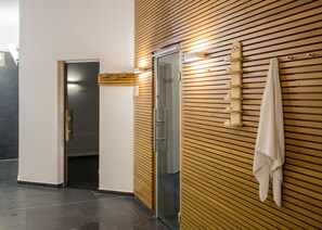 Couples treatment rooms, sauna, steam room, hydrotherapy