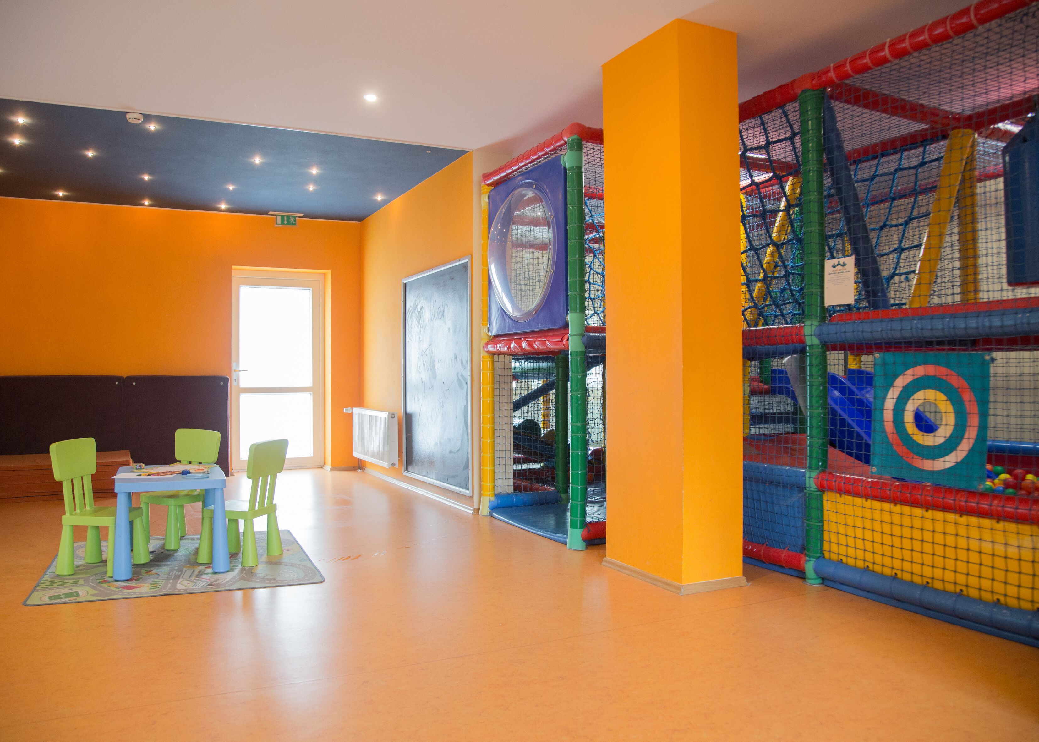 Área de juegos infantiles bajo techo