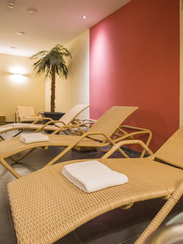 Behandelingskamers voor koppels, een sauna, een stoombad, hydrotherapie