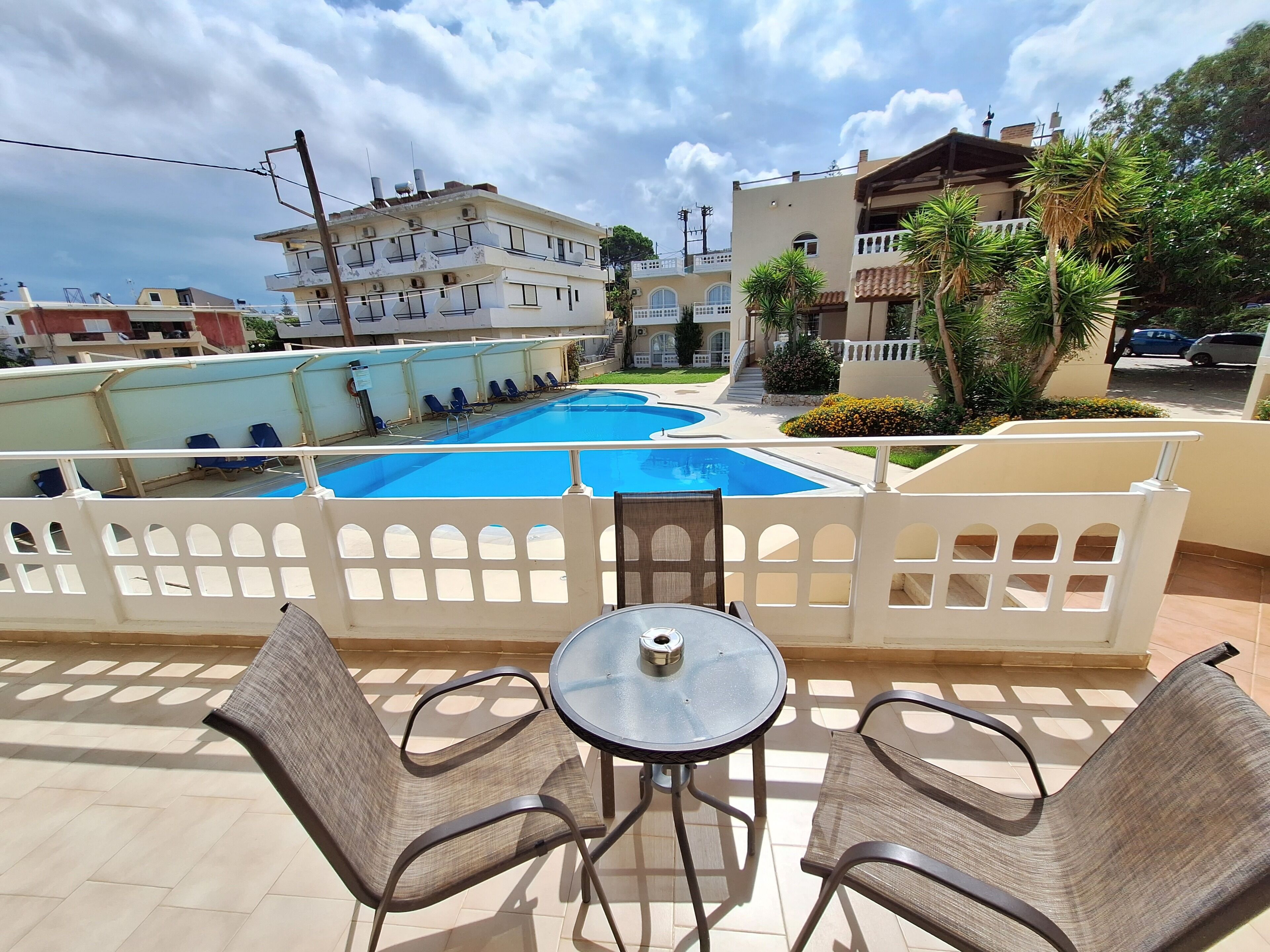 开间, 泳池景观 | 客房内保险箱、遮光窗帘、隔音、熨斗/熨板