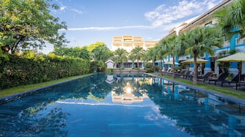 Outdoor pool, pool loungers