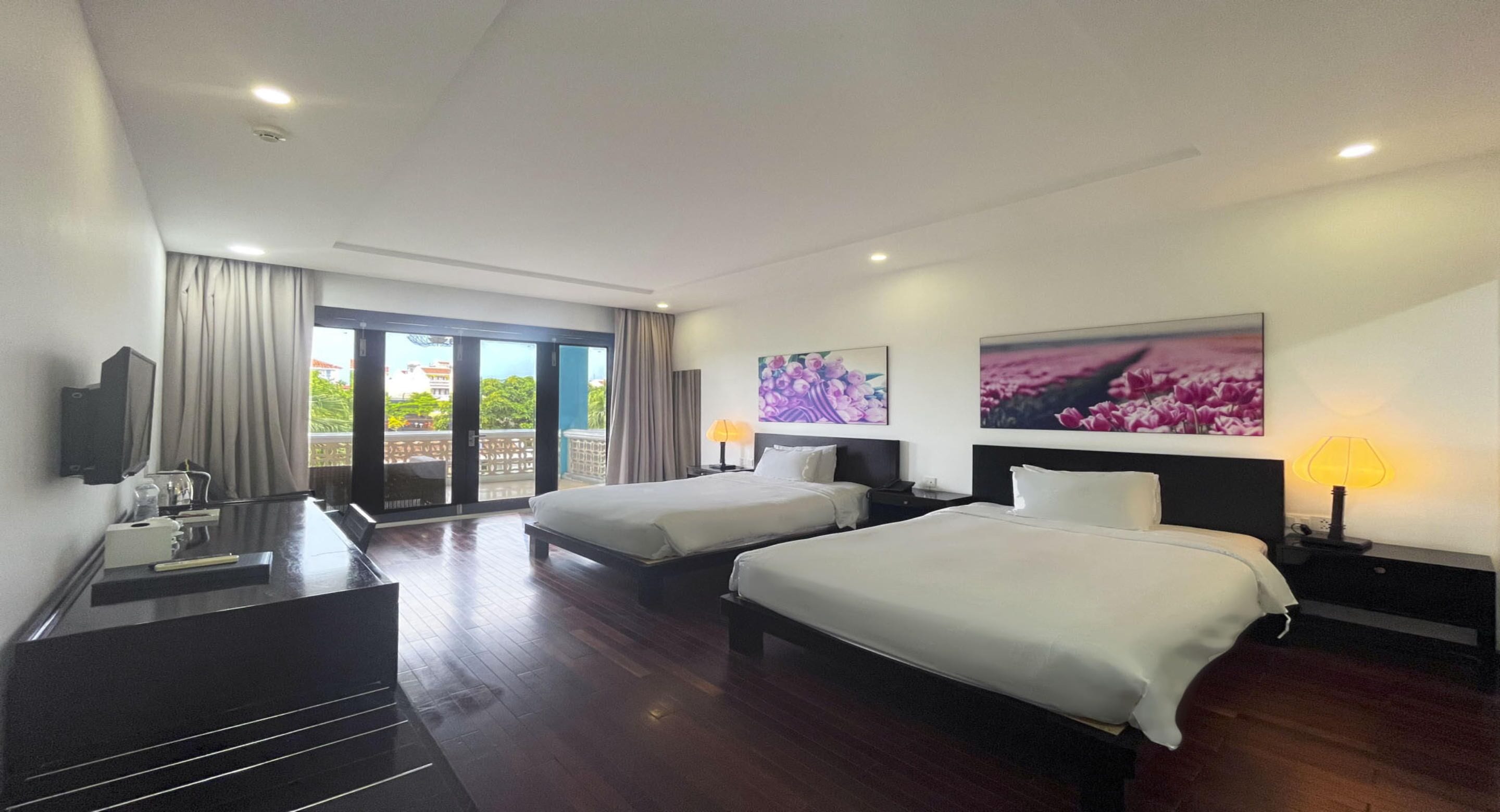 deluxe twin room, river view with balcony and bathtub | premium bedding, minibar, in-room safe, individually decorated