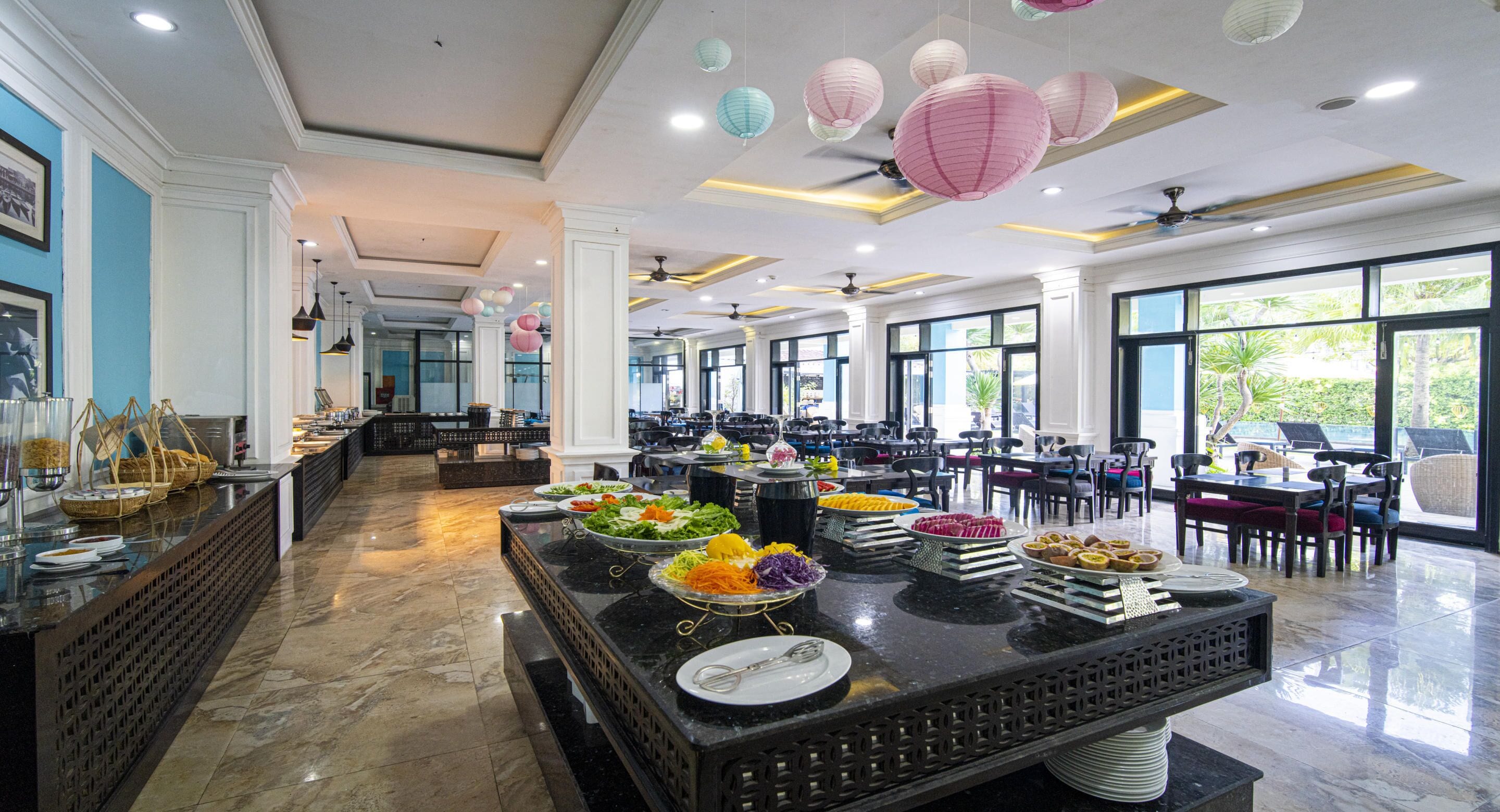 อาหารเช้าแบบบริการตนเองทุกวัน (VND 300000 ต่อคน)