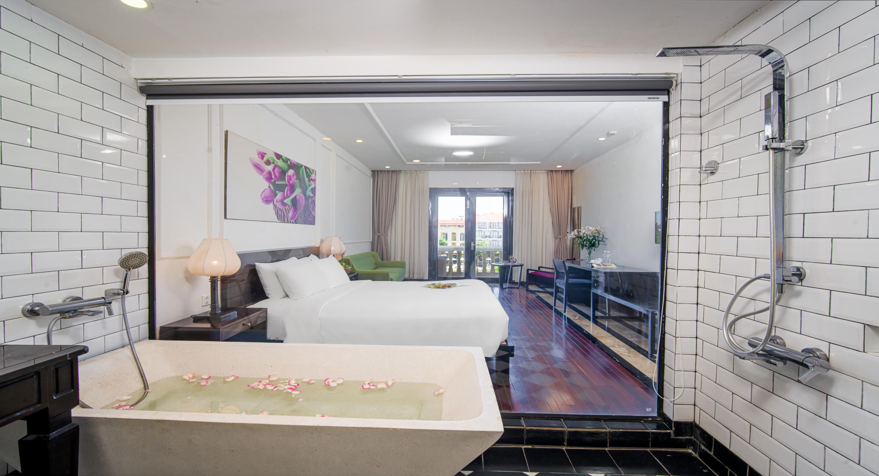 deluxe double room, river view with balcony and bathtub | bathroom | combined shower/bathtub, free toiletries, hair dryer, bathrobes