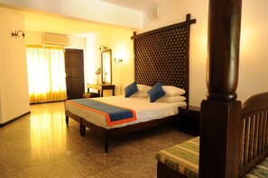 Deluxe dubbelrum | Minibar, värdeförvaringsskåp på rummet och skrivbord