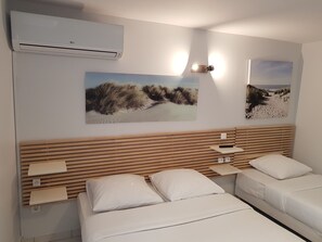 Quarto família | Frigobar, escrivaninha, ferros/tábuas de passar roupa, Wi-Fi de cortesia