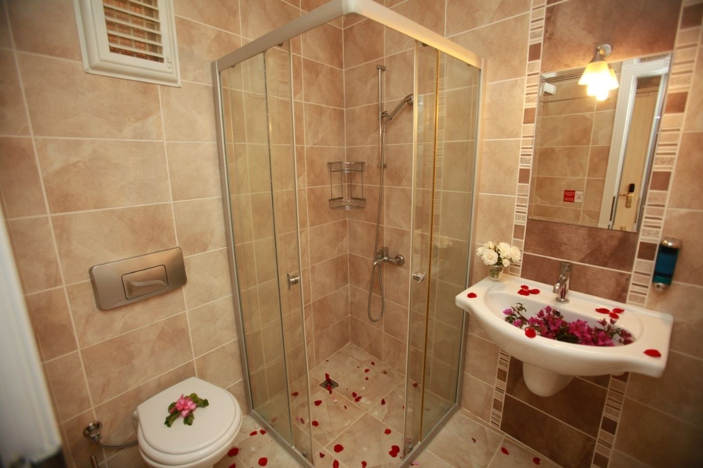 standard double or twin room | bathroom | shower, free toiletries, hair dryer, slippers