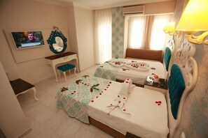 Kamar Double atau Twin Standar | Brankas, meja kerja, kedap suara, dan tempat tidur bayi gratis
