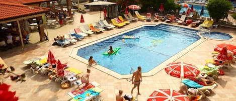 Piscine extérieure, parasols de plage, chaises longues