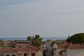 Cofres nos quartos, escrivaninha, quartos à prova de som, berços grátis