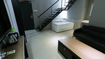 Room (VIP) | Ruang tamu | TV