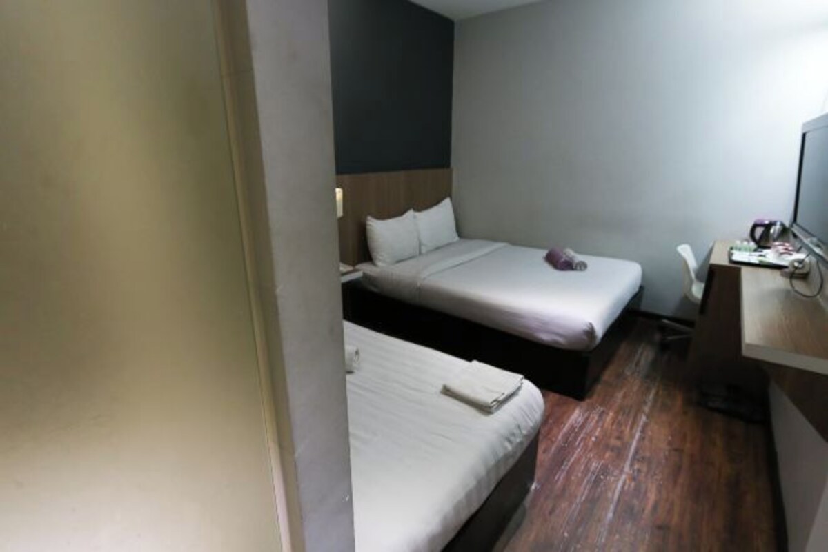 Escritorio, tabla de planchar con plancha, wifi gratis y ropa de cama