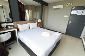 Deluxe V | Desk, iron/ironing board, free WiFi, bed sheets - Hotel 99 - Bandar Botanik Klang (Klang)