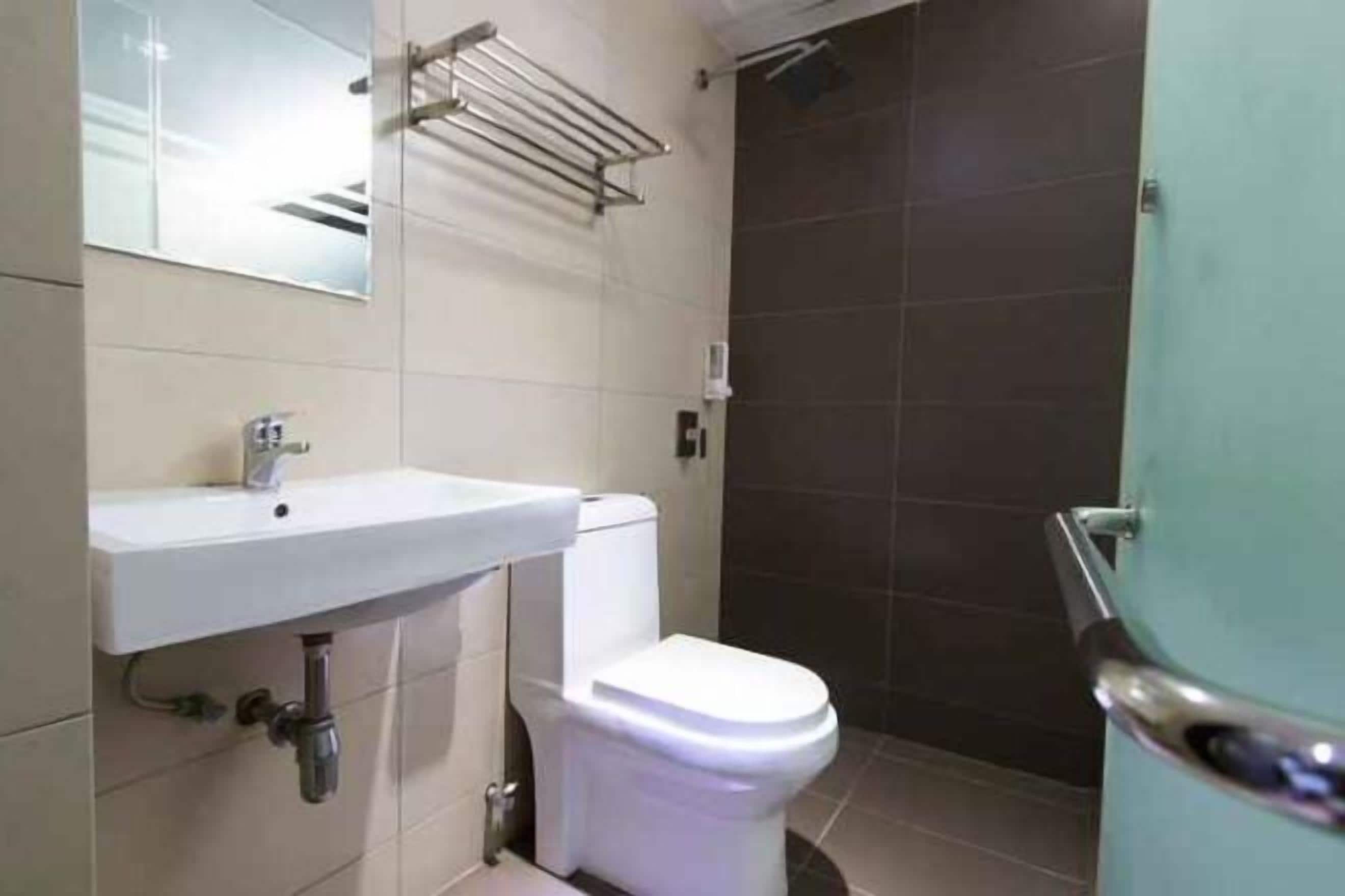 Bathroom | Shower, free toiletries, slippers, bidet