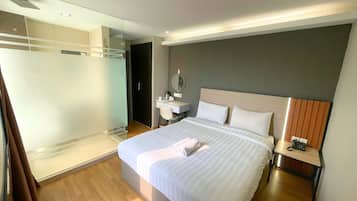 Deluxe Queen with Window | Desk, iron/ironing board, free WiFi, bed sheets