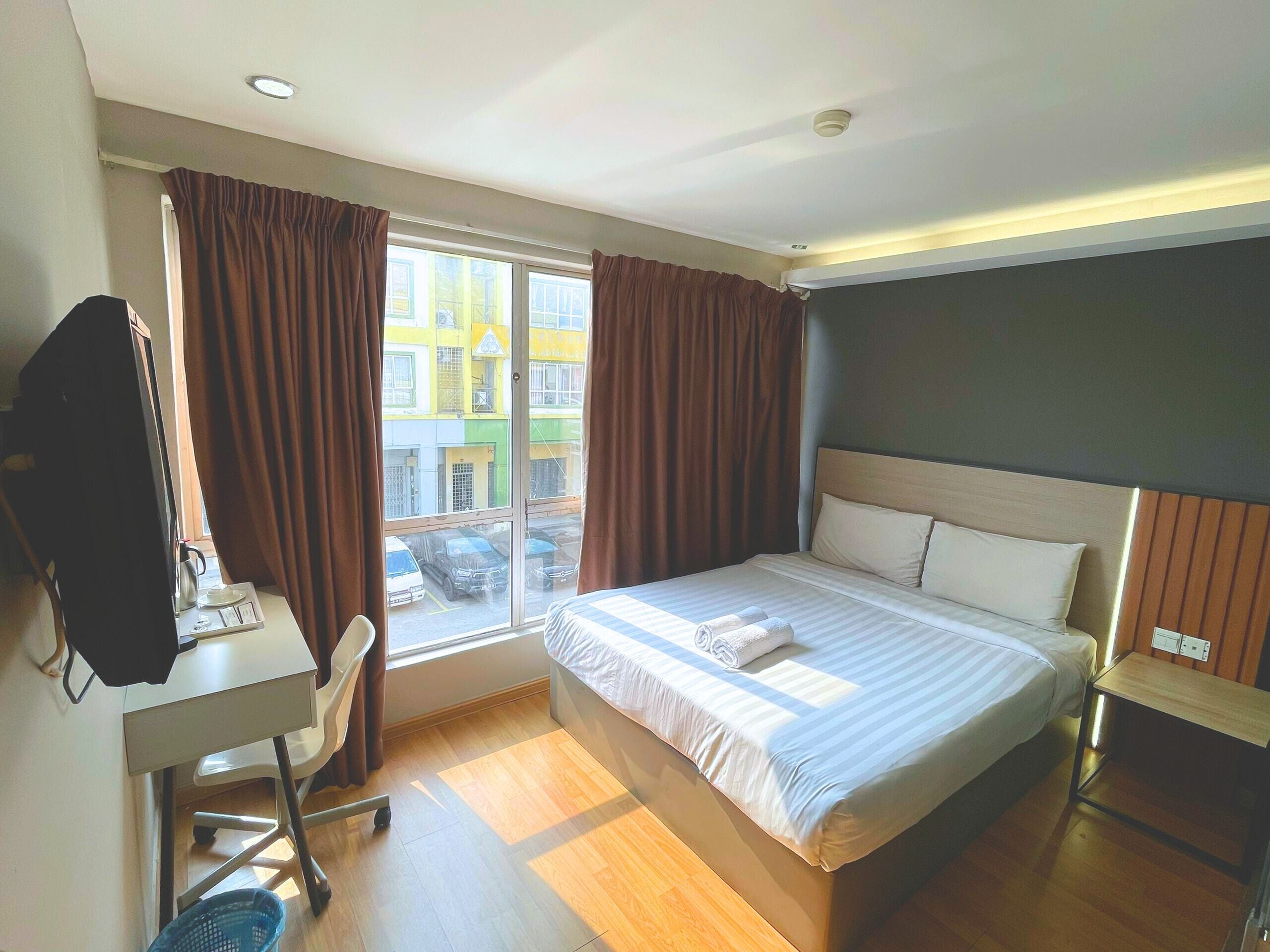 Superior Queen With Window | Desk, iron/ironing board, free WiFi, bed sheets