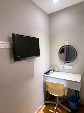 Desk, iron/ironing board, free WiFi, bed sheets - Hotel 99 - Bandar Klang (Klang)