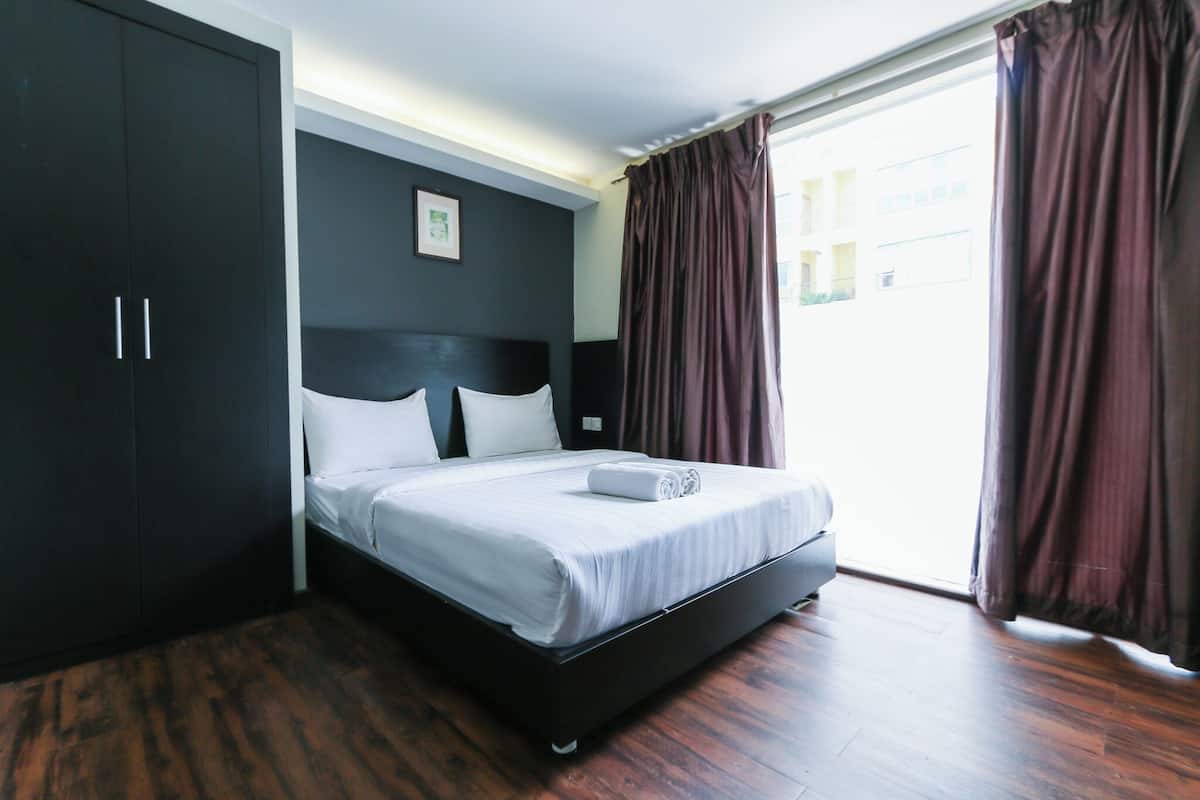Deluxe Queen with Window | Escritorio, tabla de planchar con plancha, wifi gratis y ropa de cama