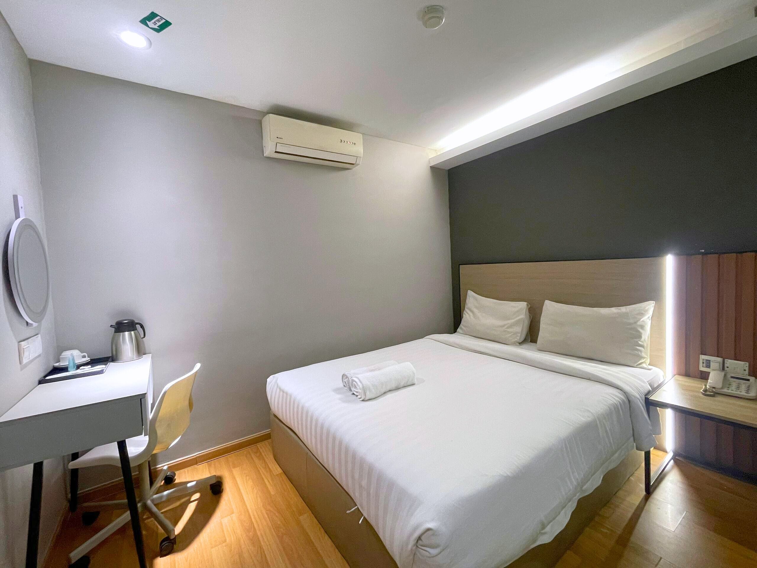 Superior Queen | Desk, iron/ironing board, free WiFi, bed sheets