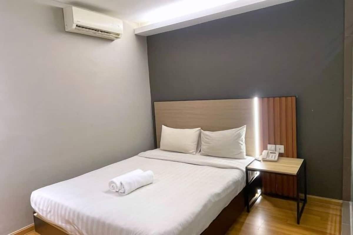 Desk, iron/ironing board, free WiFi, bed sheets