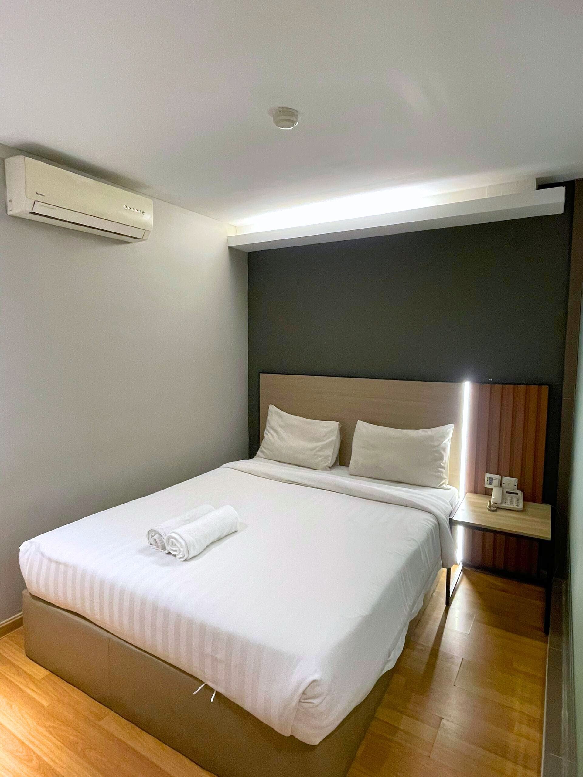 Standard Queen | Desk, iron/ironing board, free WiFi, bed sheets